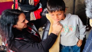 İstanbullu gönüllülerden Şanlıurfadaki çocuklara hediye bot ve mont