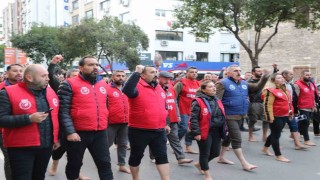 İzmir Büyükşehir işçilerinden çıplak ayaklı protesto