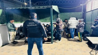 İzmirde 20 düzensiz göçmen ve 1 göçmen kaçakçısı yakalandı