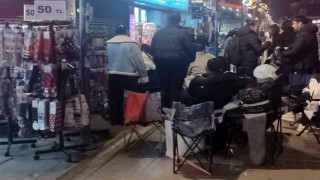 İzmirde kamp sandalyeli, battaniyeli indirim nöbeti: Çarşı ortasında sabahladılar