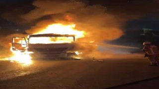 İzmirde kömür yüklü tır alev aldı