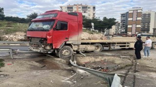 İzmirde tır bariyerleri aşıp karşı şeride geçti
