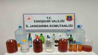 Jandarma satışa hazırlanan 78 litre kaçak alkolü ele geçirdi, 1 kişi yakalandı