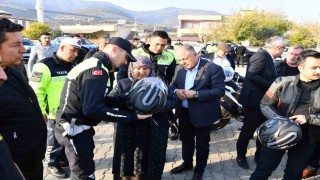 Jandarmadan 100 motosiklet sürücüsüne güvenli sürüş eğitimi ve hediye kask