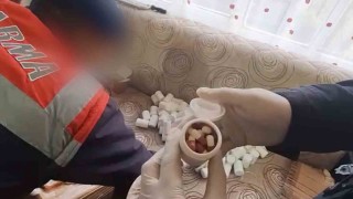 Jandarmanın adım adım takip ettiği uyuşturucu tacirinin evine operasyon: Binlerce hap ele geçirildi