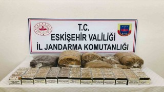 Kaçak tütün ve cep telefonu satmak isteyen şahısları jandarma yakaladı