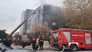 Kadıköy Bağdat Caddesinde 5 katlı bir binada yangın çıktı. Binanın tamamını saran yangını söndürme çalışmaları için olay yerine çok sayıda itfaiye ekibi sevk edildi.