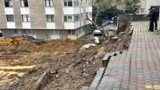 Kadıköyde yağışlara dayanamayan istinat duvarı çöktü