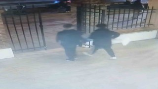 Kadıköyde yardım kutusu hırsızlığı: Önce gözetlediler sonra çaldılar