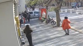 Kadınlar arasında çıkan kavga kameraya yansıdı
