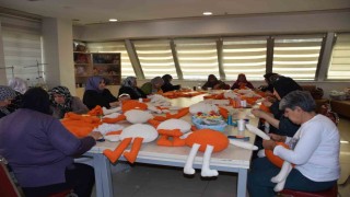 Kadınlar, lösemili çocuklara oyuncak bebek ve elbise dikmek için bir araya geldi