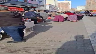 Kadınlar saç başa kavgaya tutuştu: O anlar kamerada