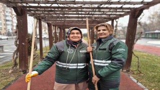 Kadınlar temizlik aşklarını parklara da yansıtıyor