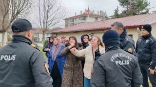 Kadınlardan mahalleye yapılacak baz istasyonuna ve erkeklere tepki