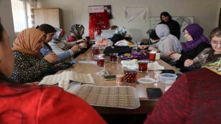 Kadınların el emeğiyle ürettikleri tel kırma şal ve çantalar yoğun ilgi görüyor