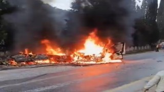 Kafa kafaya çarpışan araçlar çıkan yangında küle döndü