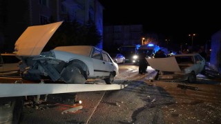 Kafa kafaya çarpışan iki Tofaş otomobil hurdaya döndü: 3 yaralı