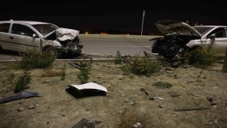Kafa kafaya çarpışan otomobiller hurdaya döndü: 2 yaralı
