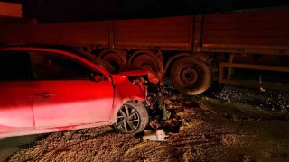 Kağıthanede makas atan sürücü, park halindeki tıra çarptı: 2 yaralı