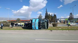 Kahramanmaraşta aracın çarptığı halk otobüsü devrildi: 13 yaralı