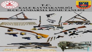 Kalede kaçak silah ve mühimmatla yakalanan 9 şüpheli gözaltına alındı
