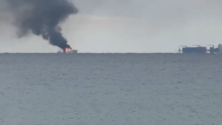 Kalkan açıklarında alev alan lüks teknedeki kaptan Sahil Güvenlik ekiplerince kurtarıldı