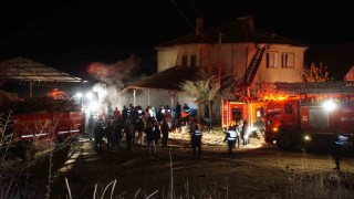 Kalorifer kazanı patladı, yangın çıkan ev kullanılamaz hale geldi