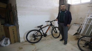 Kameralara yakalanan bisiklet hırsızına Yazık yaşın genç diye şikayetçi olmadık, bir an önce iş bul ve çalış diyerek nasihat etti