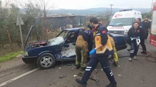 Kamyonet ters yönden gelen otomobile çarptı