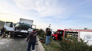 Kamyonette sıkışan iki kişi kurtarıldı