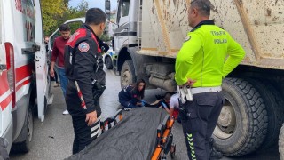 Kamyonun altında kalan motosikletli kurye ağır yaralandı