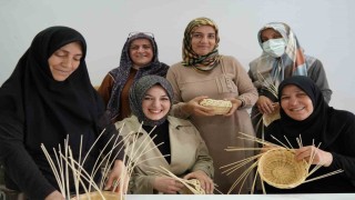 Kanser hastası kadınlar, umutlarını rattan objelere taşıdı