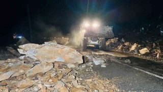 Kapanan yolu açarken ölümden döndüler