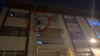 Kapısına gelen sivil polislerden korkup balkona çıkarak yürekleri ağza getirdi