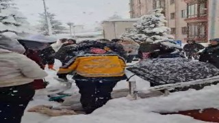 Kar kaplı merdivenden düşen öğrenci yaralandı