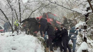 Kar sebebiyle kayganlaşan yolda kontrolden çıkan otomobil şarampole devrildi: 3 yaralı
