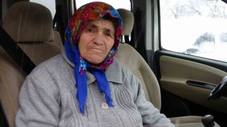 Kar sebebiyle yolu kapanan köydeki hasta, ekipleri seferber etti