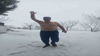 Kar sevinciyle üstsüz dışarı çıktı