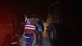 Kar ve tipi nedeniyle Tendürekte yolda kalanlara Kızılay yardım ulaştırdı