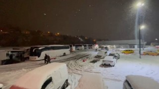 Kar yağışı ve kazalar nedeniyle trafik kapatıldı yolcular otobüslerde sabahladı