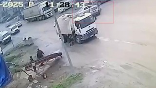 Karabükte kaza anı ve tehlikeli yolculuk kameraya yansıdı