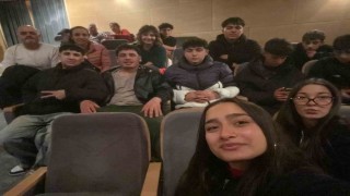 Karacasuda öğrenciler tiyatroyla buluştu