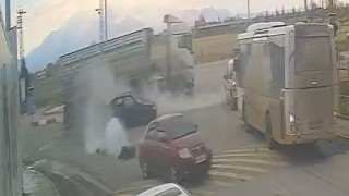 Karamanda kamyon otomobile çarptı: 2 yaralı