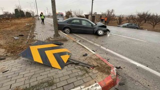 Karamanda otomobiller çarpıştı: 2 yaralı