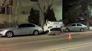 Karamanda park halindeki araçlara çarpan otomobil ters döndü