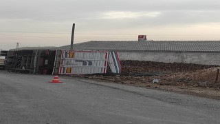 Karapınarda pancar yüklü tır devrildi: 1 yaralı