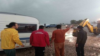 Karavanla denize sürüklenen Rus turistler kurtarıldı