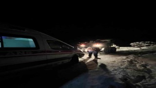 Karda mahsur kalan ambulansı, ekipler kurtardı