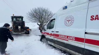 Karda mahsur kalan ambulansı iş makinesiyle çekerek hastaya ulaştırdılar