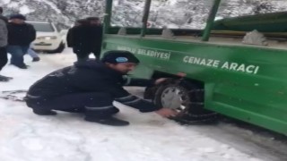Karda mahsur kalan cenaze aracı için seferber oldular